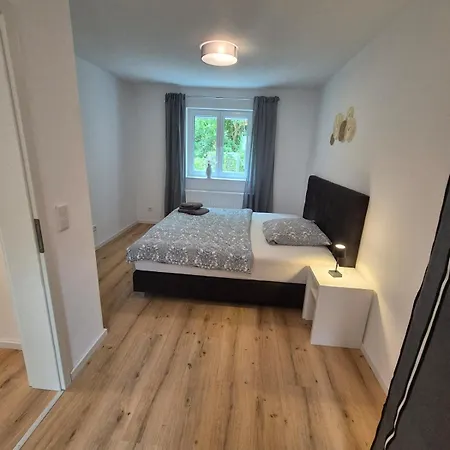 Grosszuegige 100 Qm Mit 2 Schlafzimmern Und Grossem Wohnzimmer *